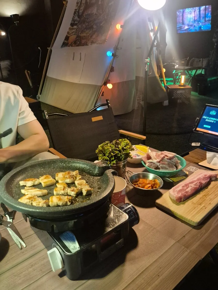 Frozen pork belly and pork belly grilled on a tabletop grill