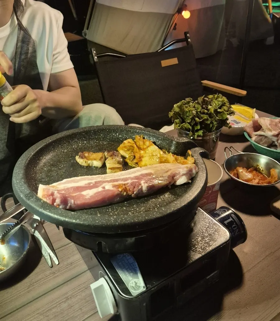 Meat-grilling space with ventilation facilities