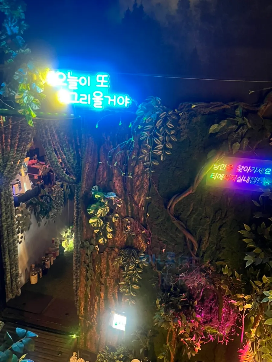 스팟별 입장 시간 안내판