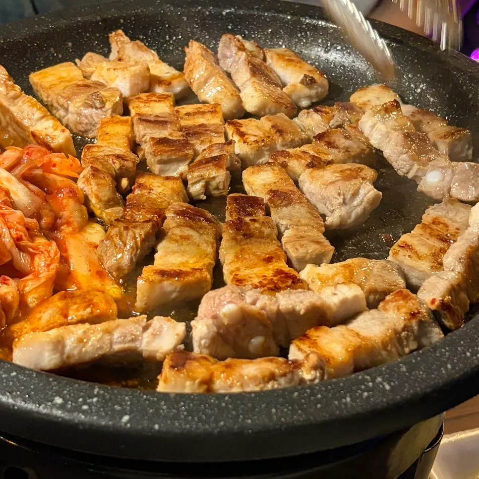 Golbaeng-i bibimmyeon eaten alongside the pork belly