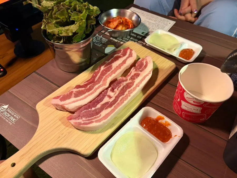 불판 위에 올린 생삼겹살
