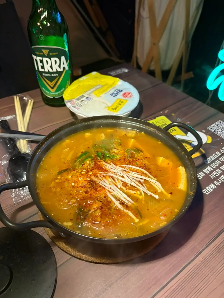 김치찌개 2인분과 곁들임 반찬