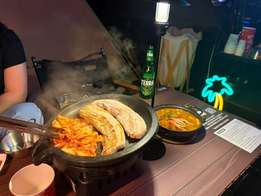 다 구워진 삼겹살과 김치찌개 한 상