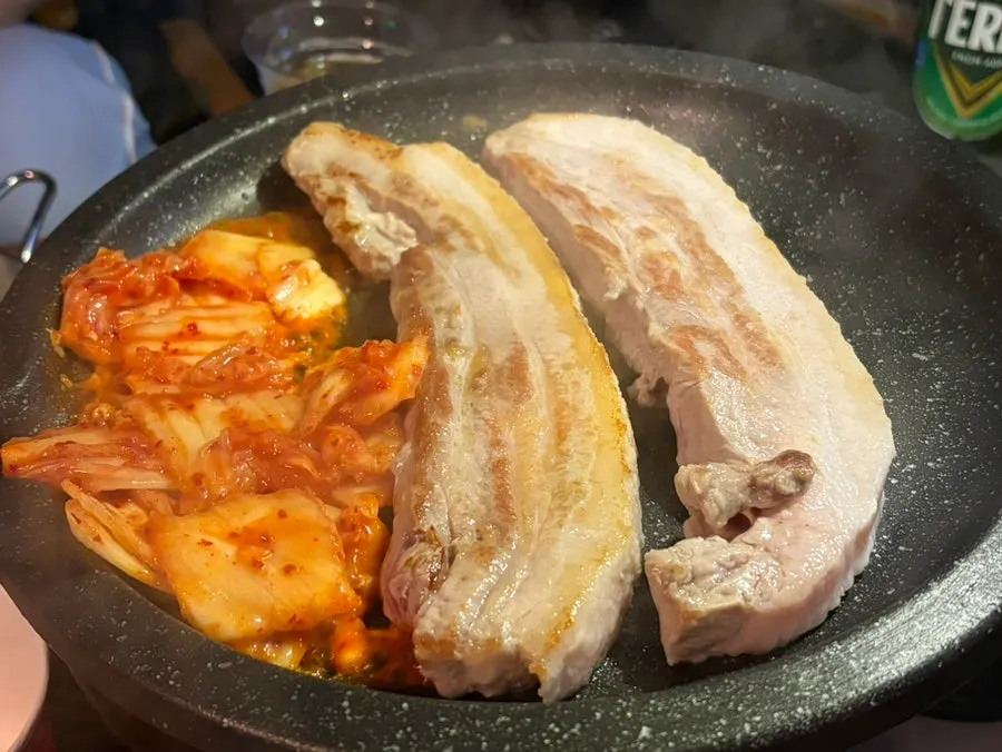 삼겹살 쌈 싸 먹는 모습