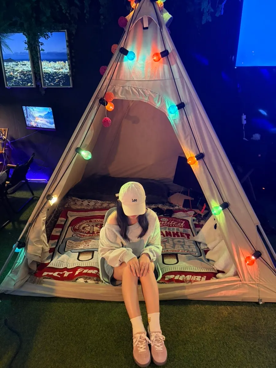 게임기로 철권을 하는 실내캠핑장 좌석