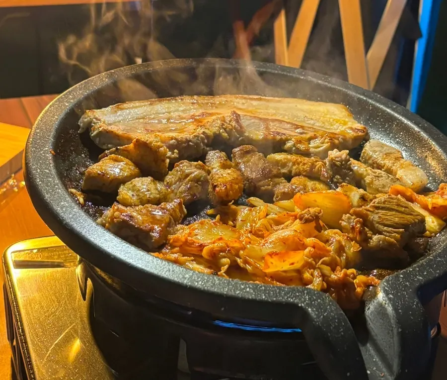 김치와 상추가 함께 나온 생삼겹 2인분