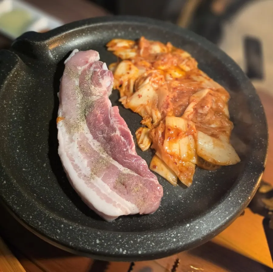 버너에 불판을 올려 고기를 굽는 모습
