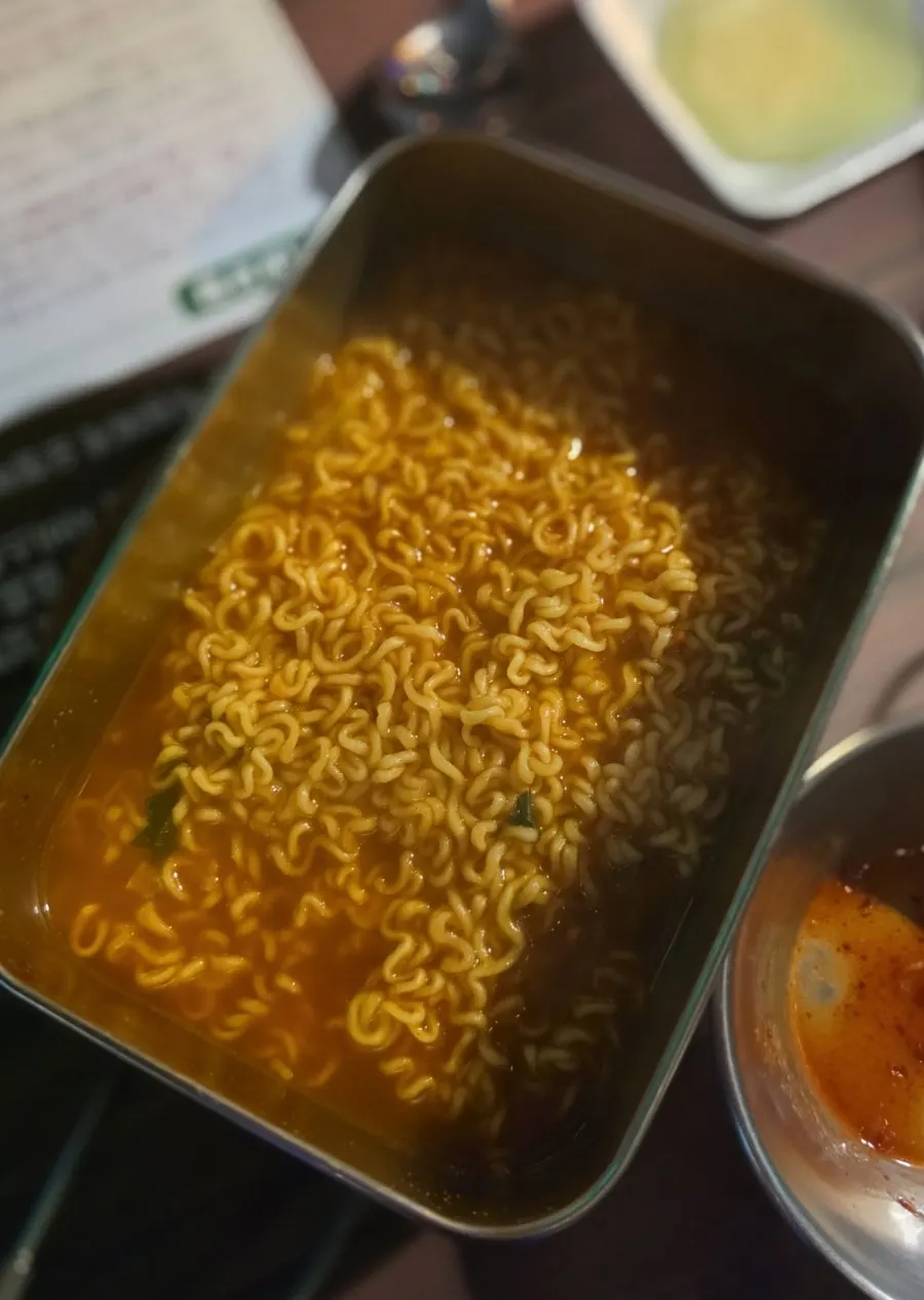 실내 캠핑장 테이블에서 구워지는 삼겹살