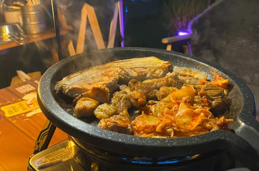 삼겹살과 함께 주문한 열라면