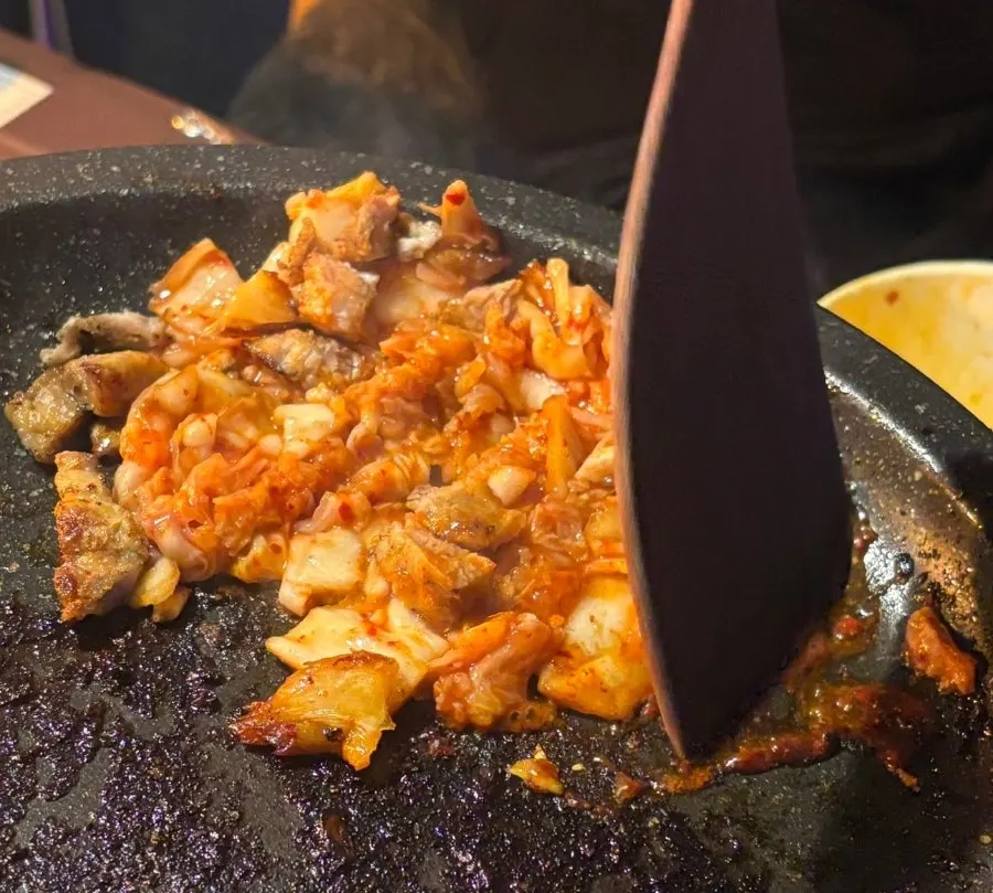 노릇하게 구워진 생삼겹살 클로즈업