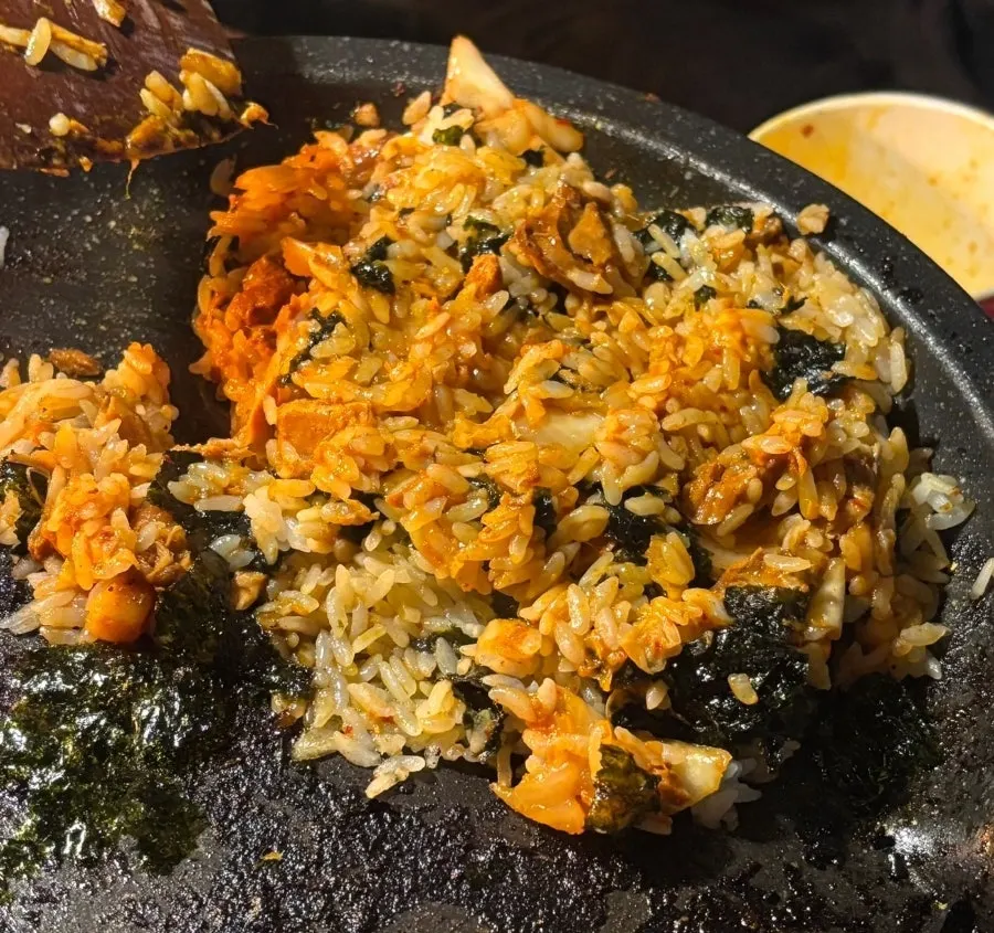 구운 삼겹살과 곁들임 반찬