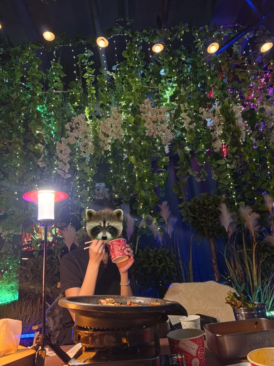 캠핑 온 듯한 분위기의 실내 조명과 텐트 좌석