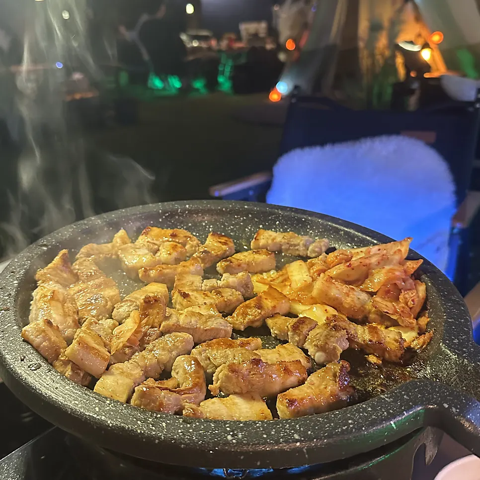 삼겹살과 함께한 캠핑 테이블
