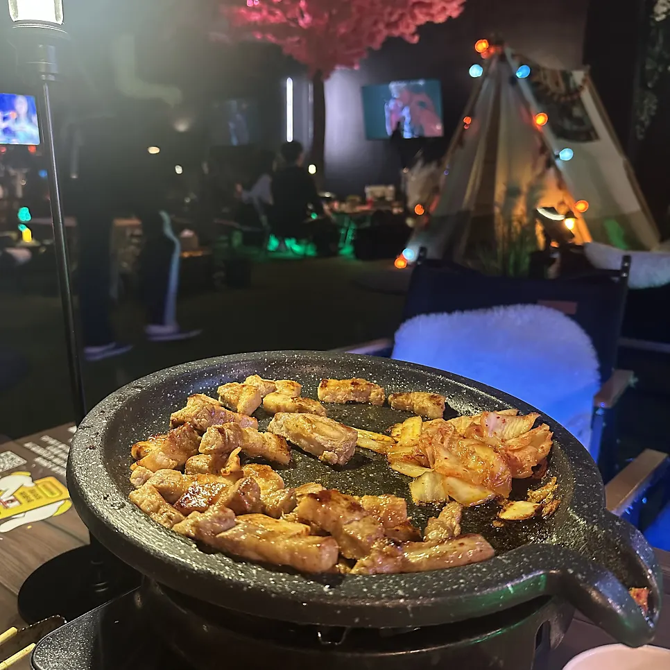 넷플릭스를 틀어놓고 먹는 삼겹살 자리