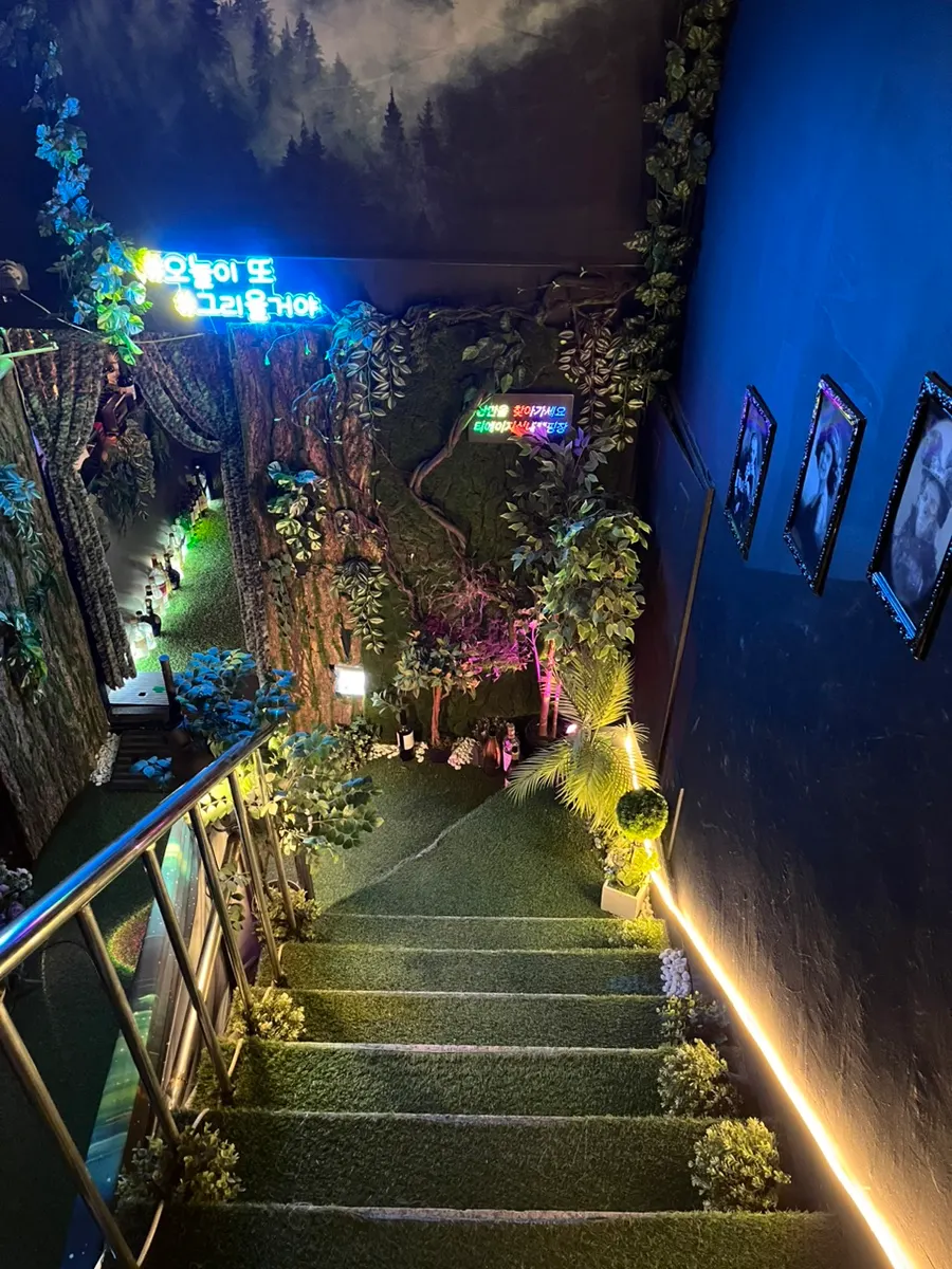 通往地下一樓室內露營場的入口