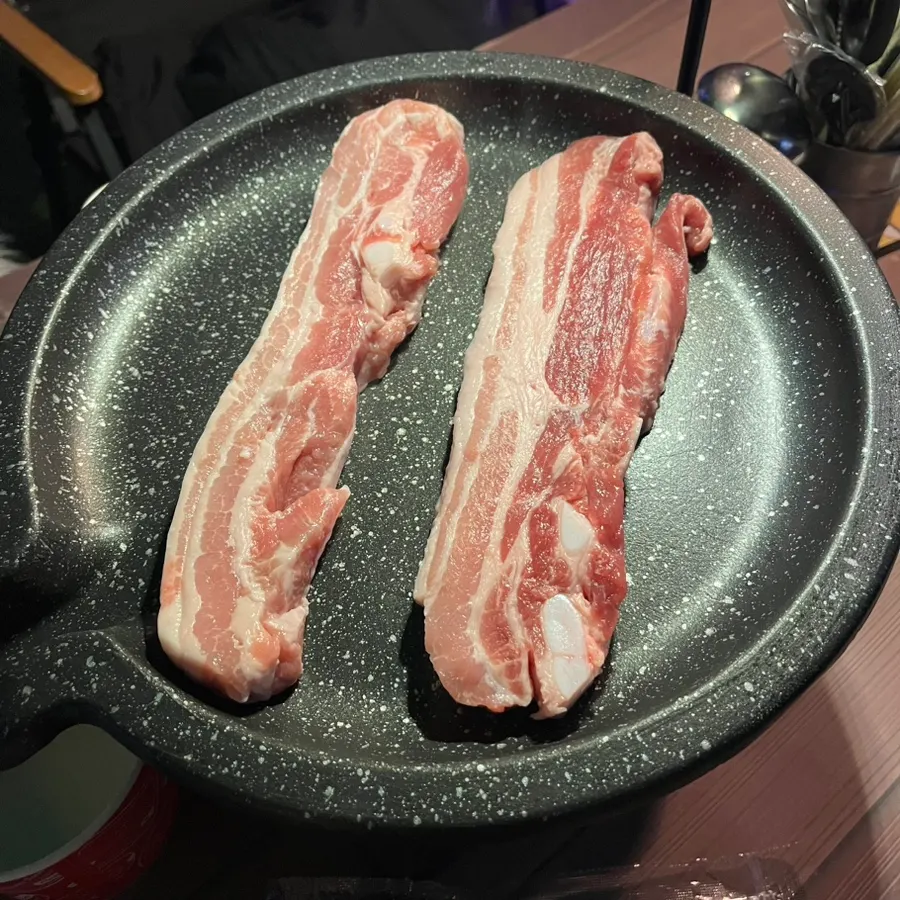 烤盤上的生五花肉與生菜擺盤