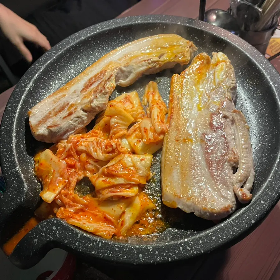 在烤盤上煎烤的五花肉