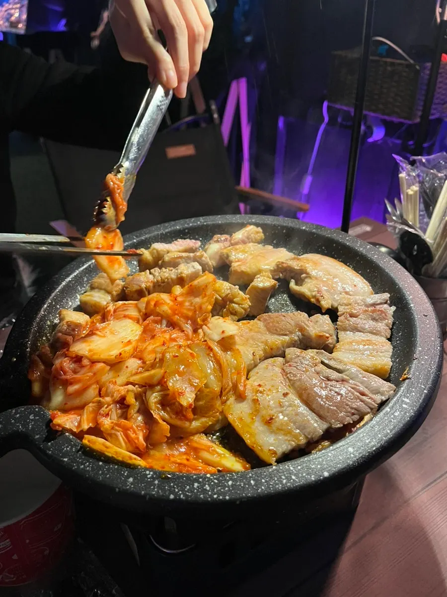 與五花肉一起烤的泡菜