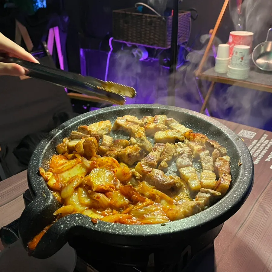 烤熟的五花肉與泡菜特寫