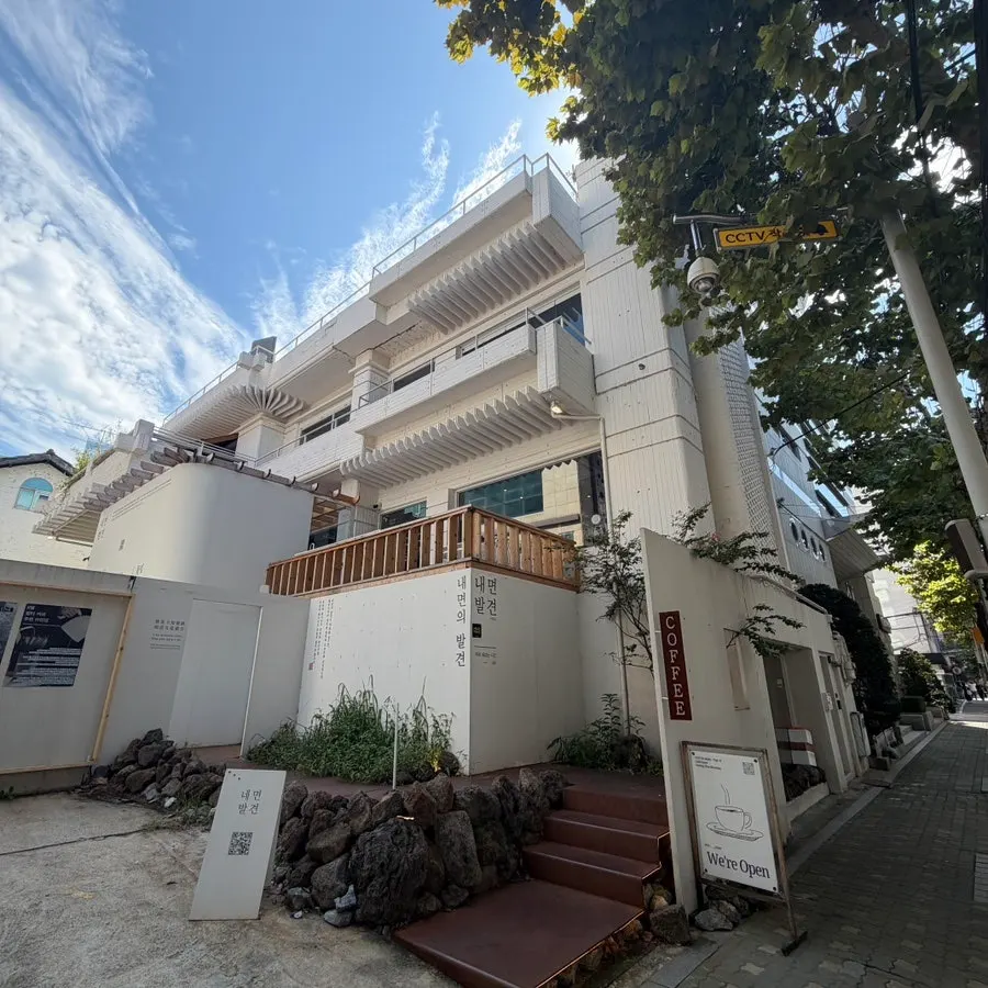 Free parking area in front of Naemyeonui Balgyeon