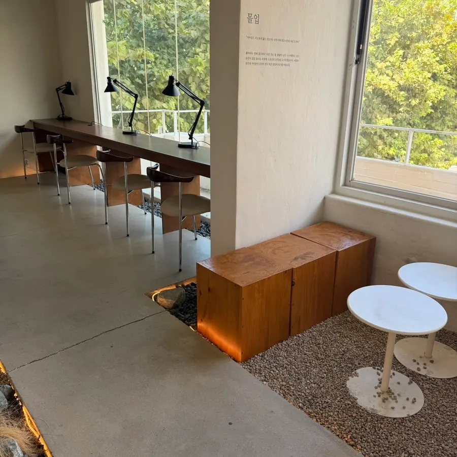 Single seats on the second floor at Naemyeonui Balgyeon