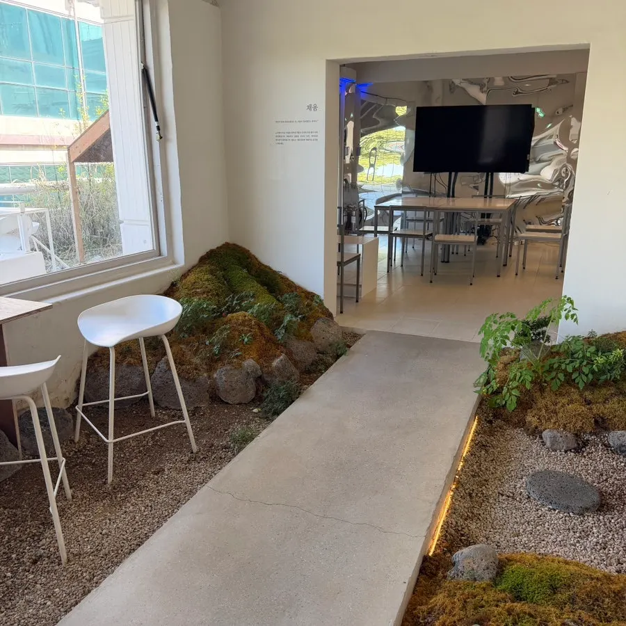 Group seating on the second floor at Naemyeonui Balgyeon