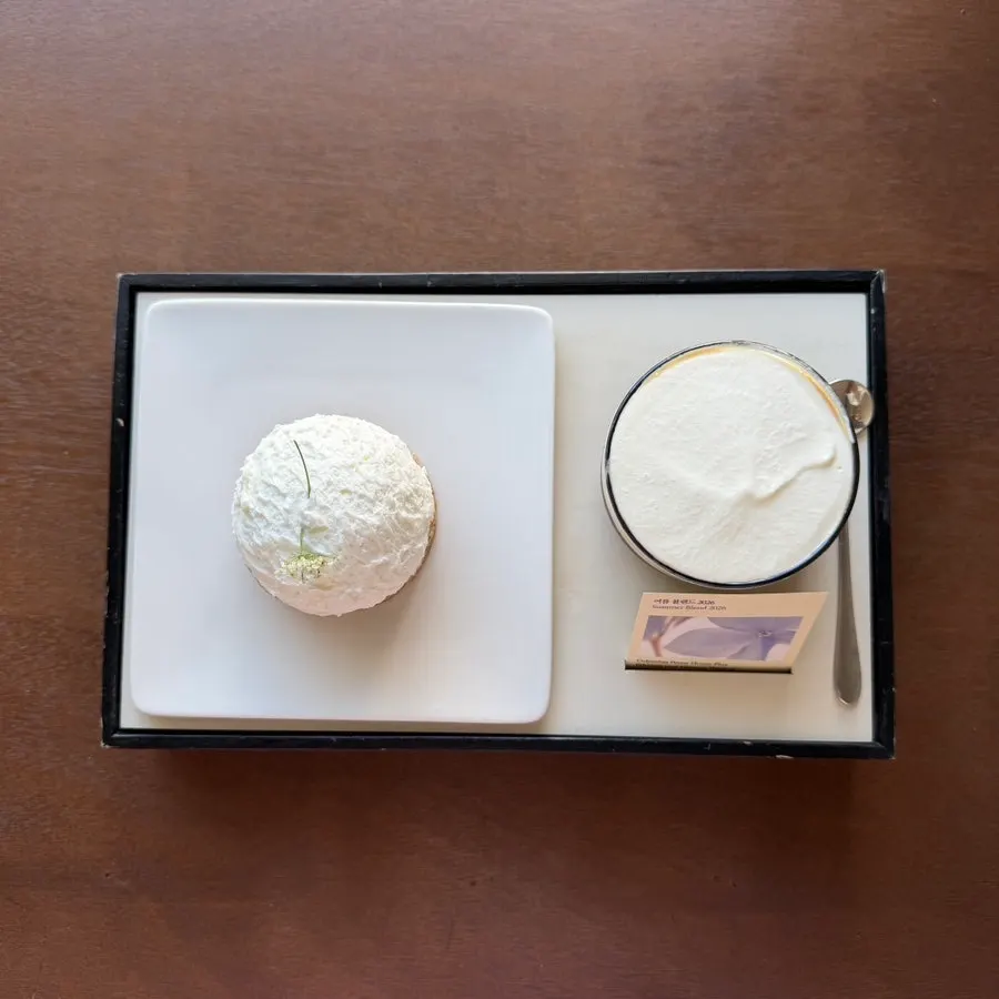 Ordered Einspänner and Acacia Hills tart at Naemyeonui Balgyeon
