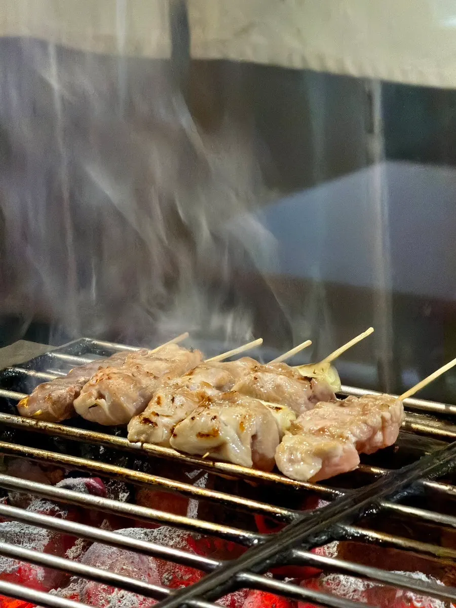 차분한 조명의 야키토리 이유 좌석