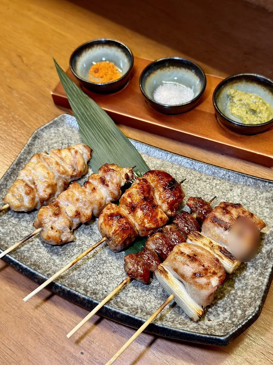 염통과 다리살이 포함된 모둠 꼬치