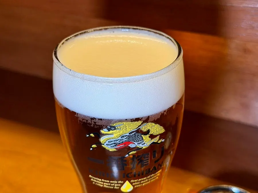 꼬치와 함께 놓인 기린 생맥주