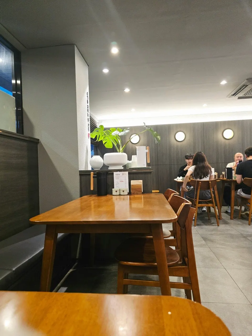 Neat interior of Doonjeong Hongdae Direct Branch