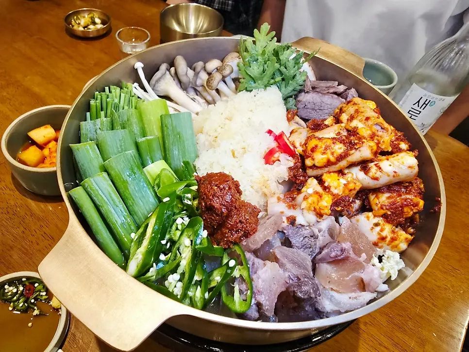 Hanwoo gopchang jeongol arriving at the table