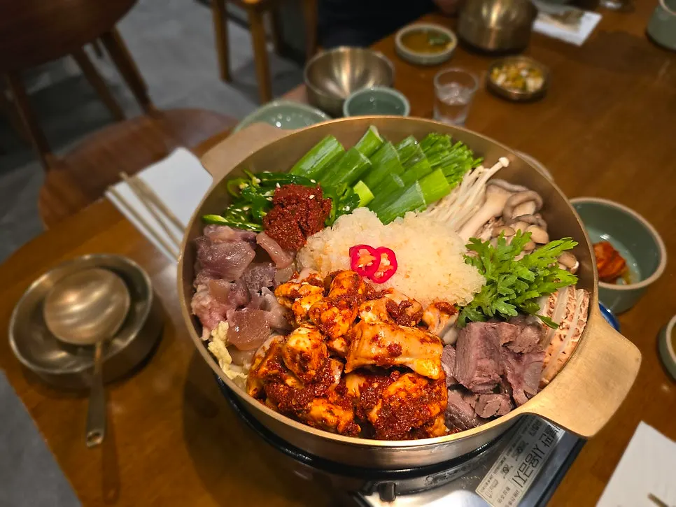 Hot-pot pot filled with tripe and hanwoo ingredients