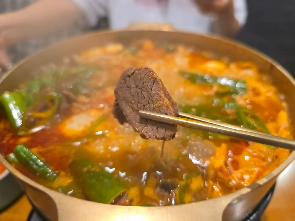 Hot pot with tendon and lean hanwoo beef