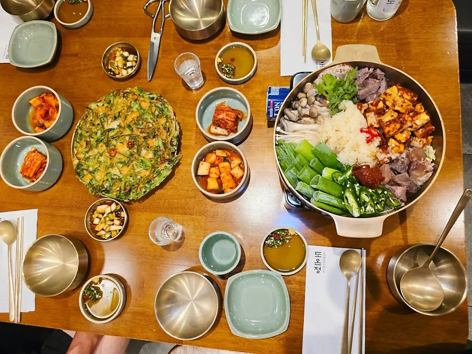 Hanwoo dish spread enjoyed with a meal and drinks
