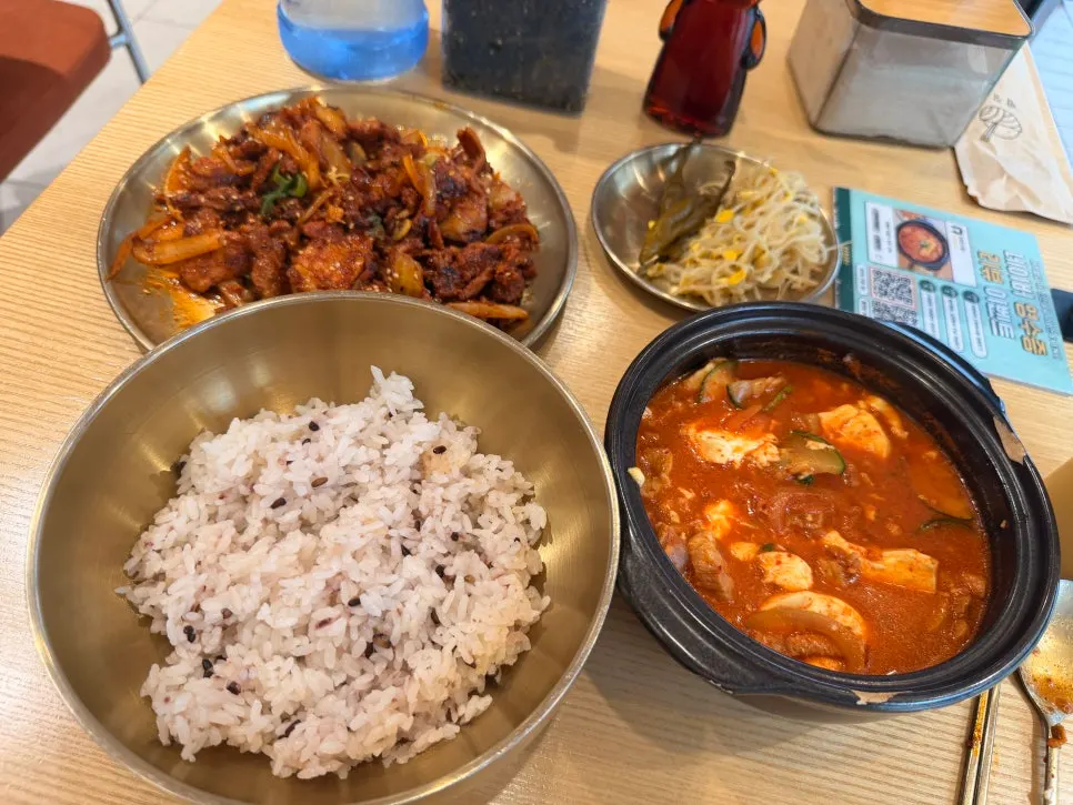 Jjageuli and bulgogi full set meal
