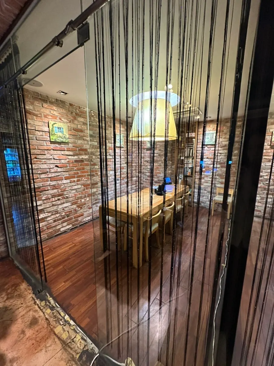 옹다래찜닭 창가 좌석과 개방감 있는 내부
