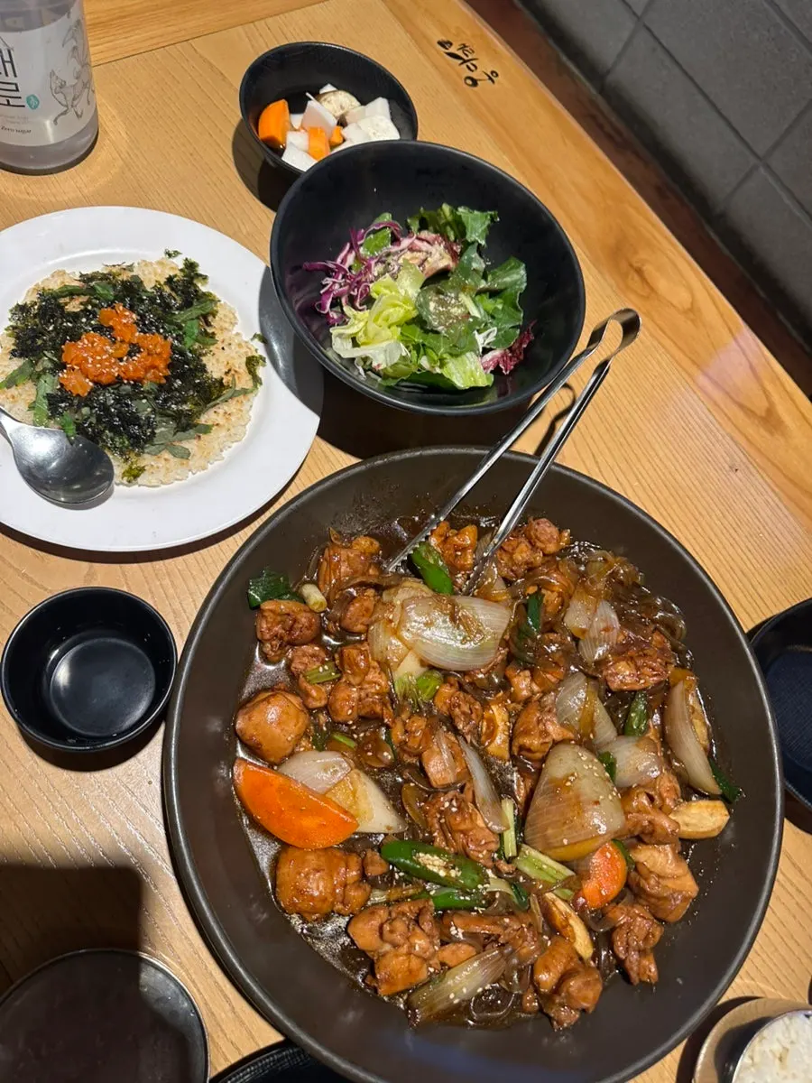 야들야들한 순살 찜닭 한 점