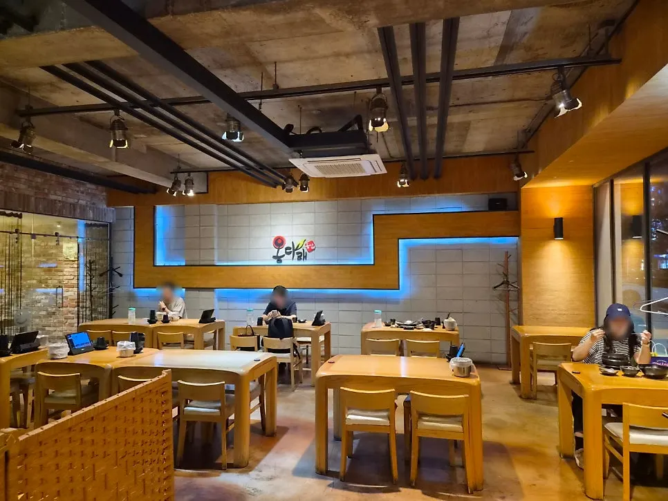Seating suited for company dinners and wedding-invitation gatherings