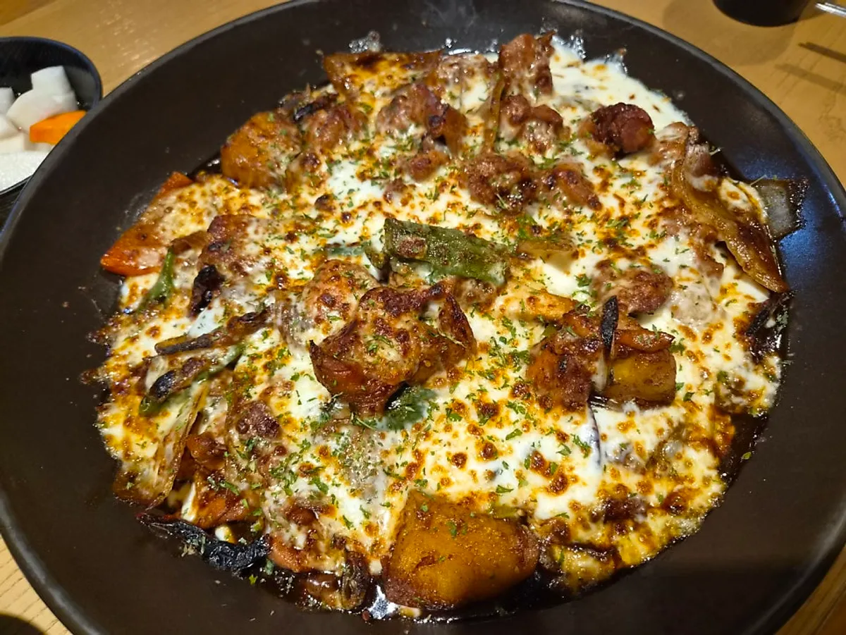 The L-size Jeongtong Bomb Cheese Jjimdak, fully covered in cheese
