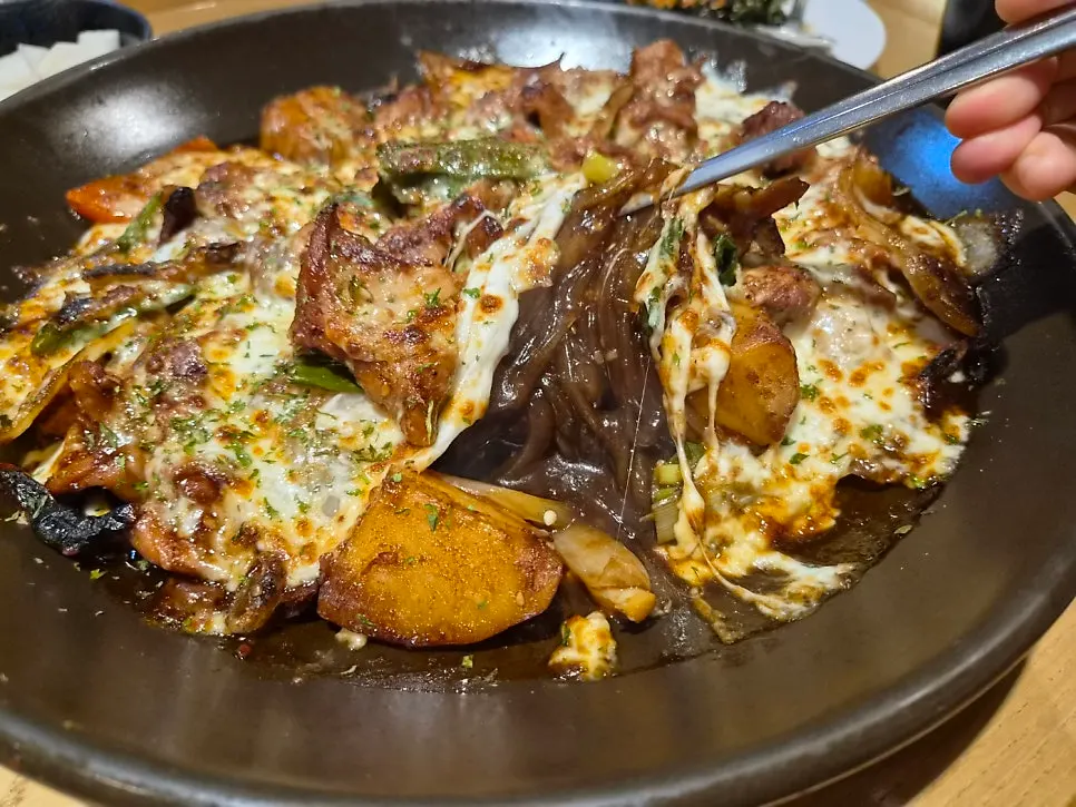 Sauce-soaked glass noodles found underneath the jjimdak