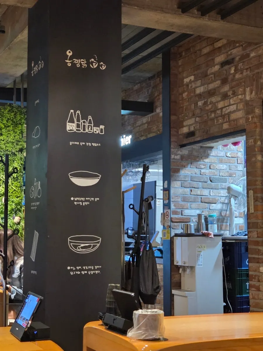 안쪽에 분리된 룸 형태 단체 좌석