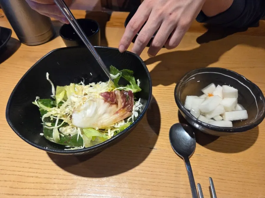 치즈가루 뿌린 기본 제공 샐러드