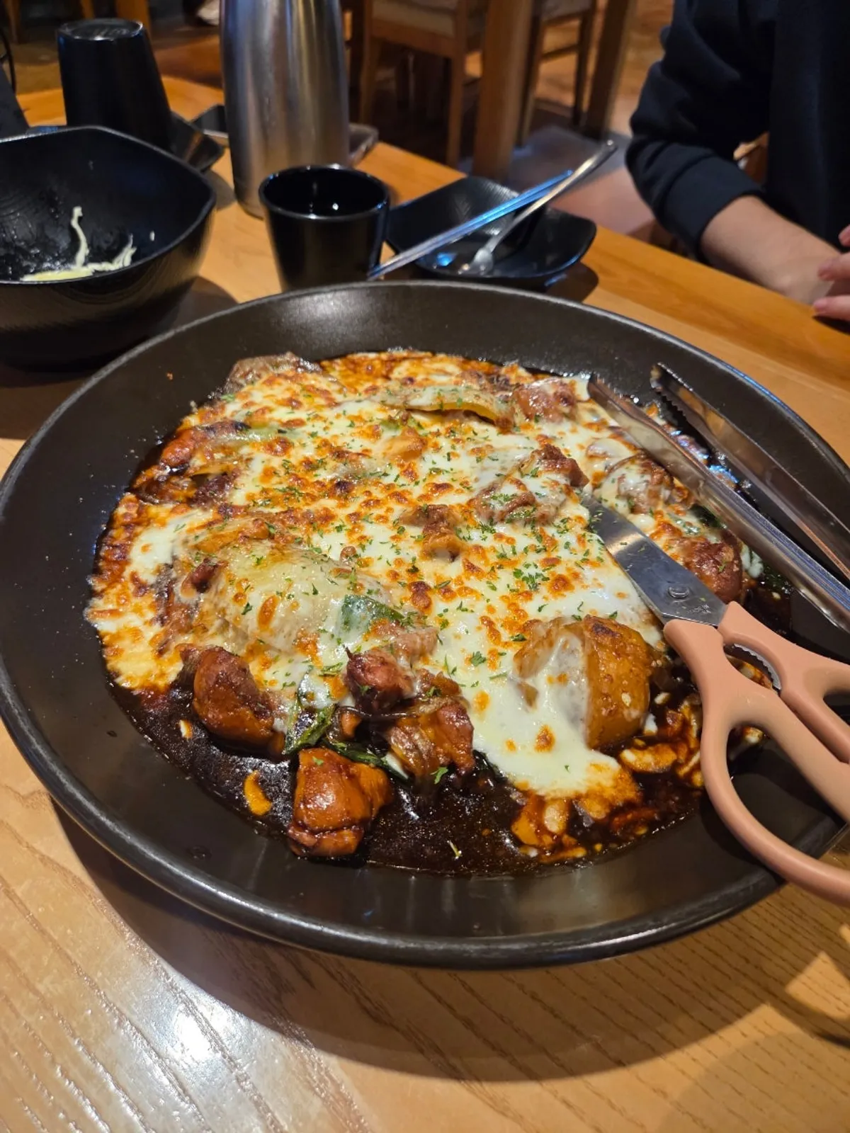치즈가 가득 덮인 치즈순살찜닭 2인분