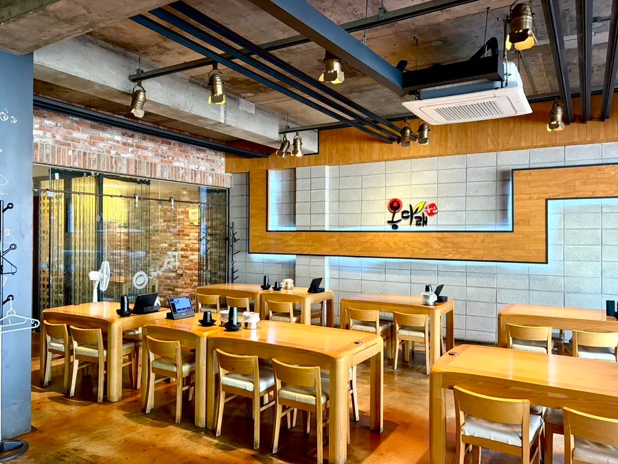 Spacious, clean interior of Ongdarae Jjimdak