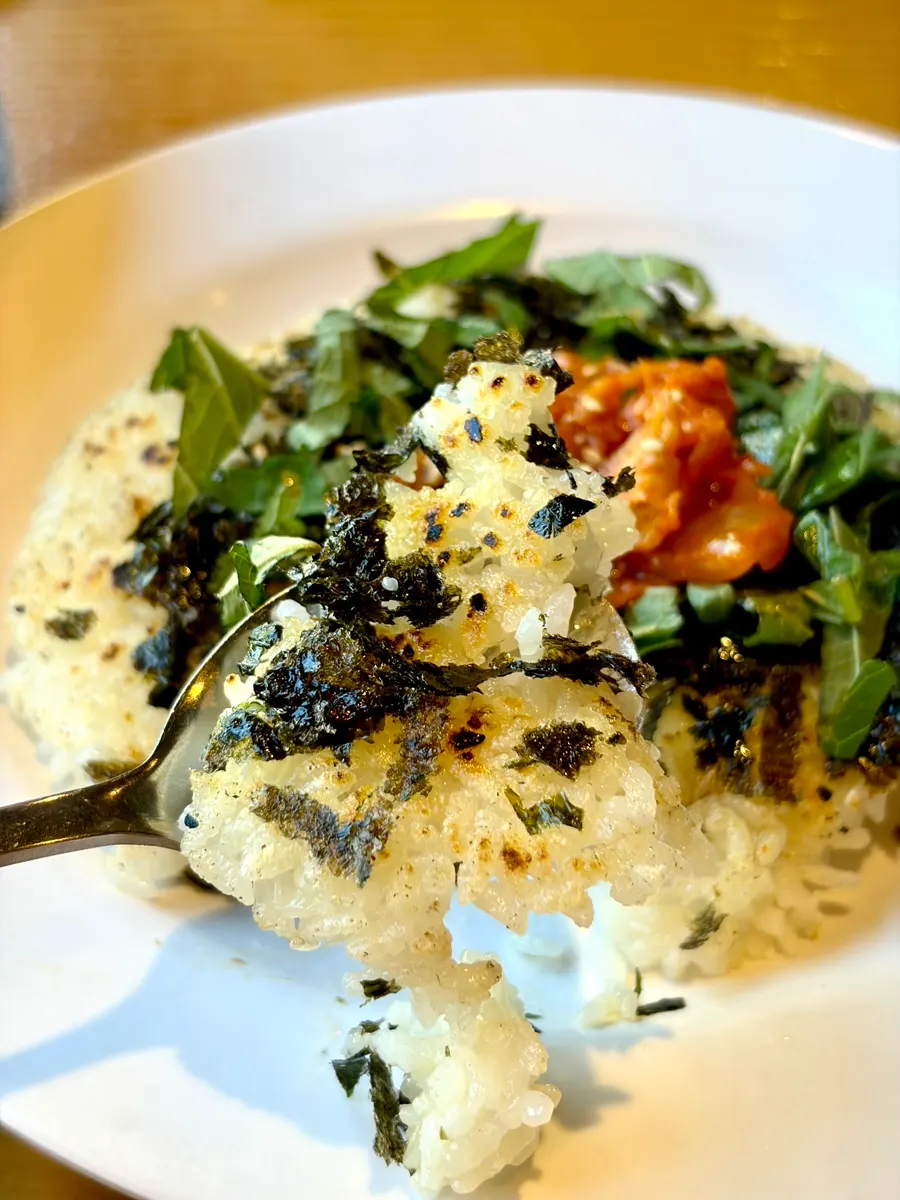 Crispy toasted ongbap with stir-fried kimchi and seaweed