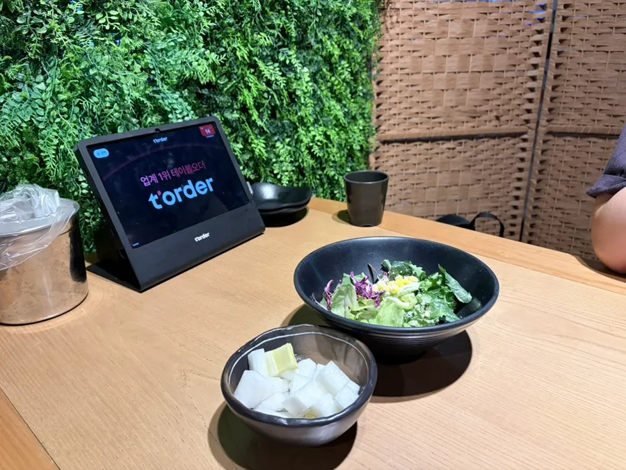 ห้องของร้านที่นั่งได้ราว 10 คน