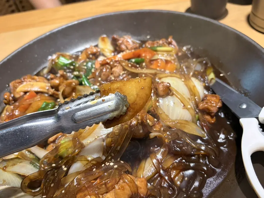 วุ้นเส้น jjimdak ที่อุ้มซอสไว้