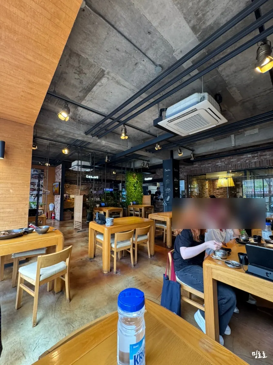 Café-like interior of Ongdarae Jjimdak