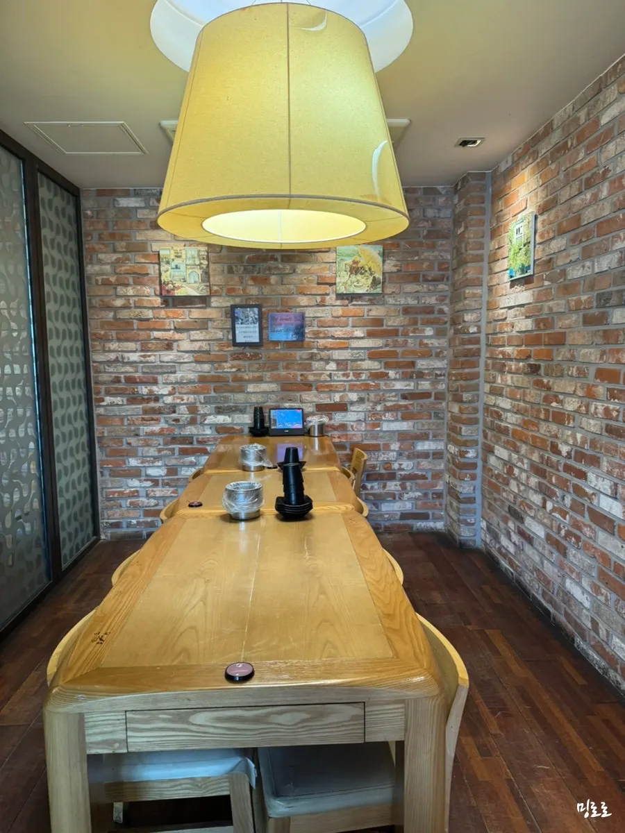 Group room seating for gatherings and work dinners